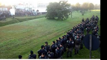 Trabajadores de un lado, gendarmería del otro. La imagen de ayer..