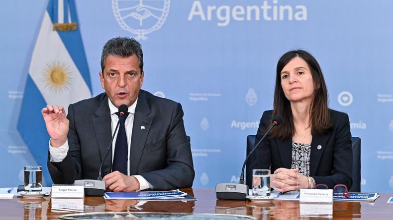 AYUDA. Massa y Raverta anunciaron un bono de $94.000 para trabajadores informales. &nbsp;