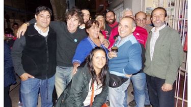 FESTEJO. Montiel, de pie, anoche, en la puerta de la sede de Suteba..