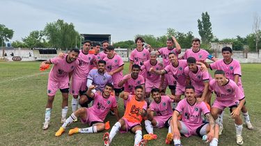 UN CLÁSICO. La foto final de los jugadores luego de una victoria clave en General Rodríguez.&nbsp;