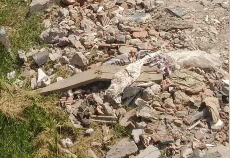 Este reclamo es de los vecinos de Villa Rosa. Vivimos en una cuadra intransitable. Ningún partido político pudo arreglar esto con el paso de los años. Calle Cayetano Descalzi, entre Almirante Brown y De la Carcova, barrio El Escondrijo. Necesitamos asfalto, en nuestras veredas vuelan piedras y polvaredas de tierra todo el tiempo. Lucho.&nbsp;