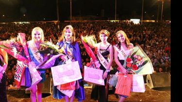 Belén Obregón (2º desde la izq.), nueva reina..
