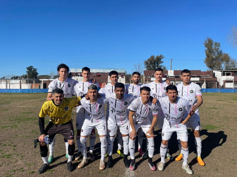 EQUIPO. El once inicial de Real Pilar que sumó un punto ante Muñiz.