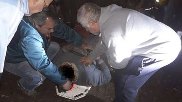 Pilar a Diario | DEMORA. Un vecino debió esperar más de una hora la ambulancia tras sufrir una fractura al caer en el barro..