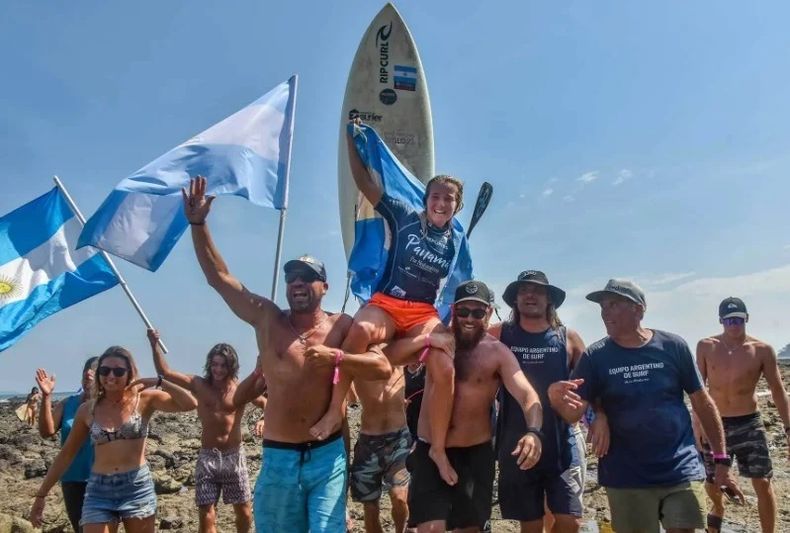 MEDALLA DE ORO. Cosoleto es llevada en andas tras la consagración en Playa Venao.