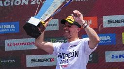 El Misil de Del Viso levantando su 11ª copa nacional.