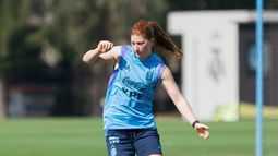 SUB 20. Annika lleva la pelota en el amistoso de la Selección en Ezeiza.