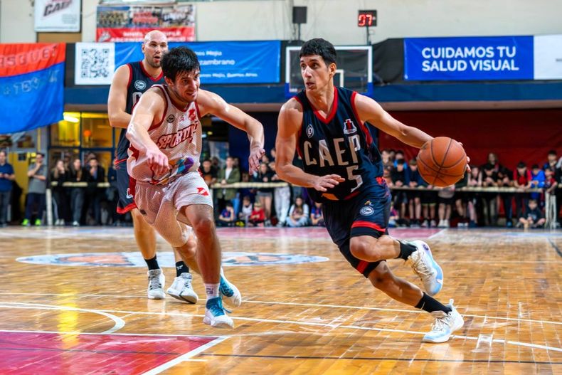 Francisco Ruíz en defensa de Lautaro Cisterna en la revancha ante Porteño.