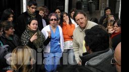 No hubo acuerdo. Trabajadores realizaron una asamblea en la puerta del Meisner tras reunirse con funcionarios..