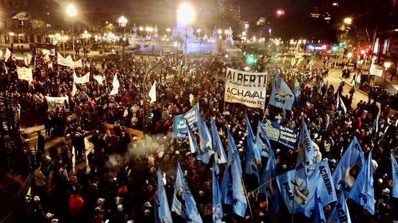 MASIVO. Los pilarenses esperaron hasta la madrugada para liberar el festejo.