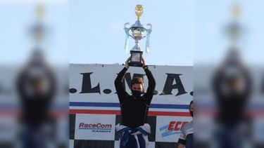 EMOCIÓN. Figueredo con la copa de campeón 2020 de la TC1600..