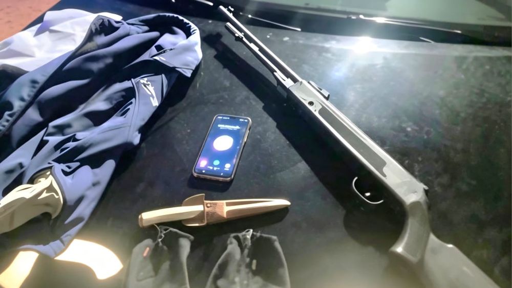 Los elementos incautados en el interior del vehículo utilizado por los delincuentes.