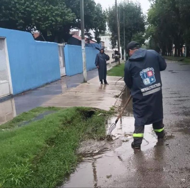 BAJO LA LLUVIA. Este lunes, continúan las tareas de las cuadrillas municipales.
