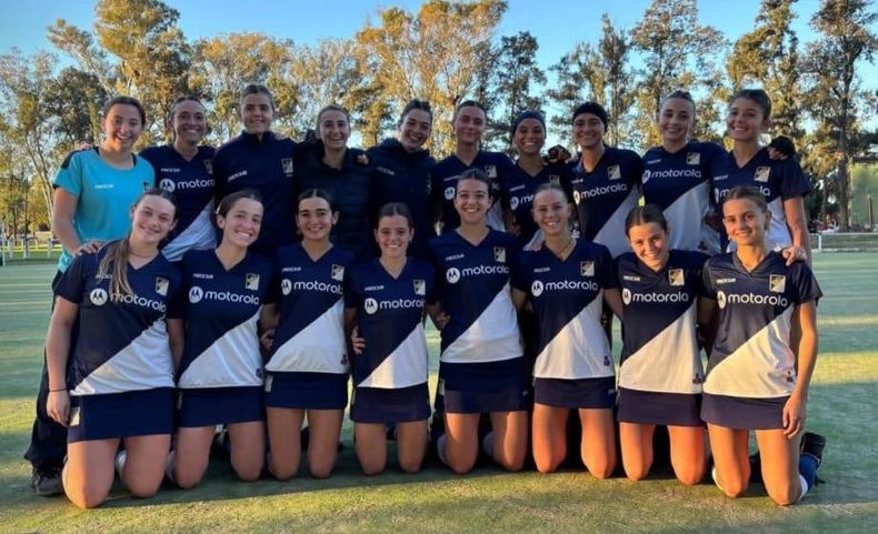SONRIENTES. Las chicas de Champagnat marchan a paso firme en el campeonato de la AHBA.