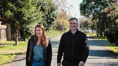 RECORRIDA. Peralta y Achával por las nuevas calles asfaltadas.
