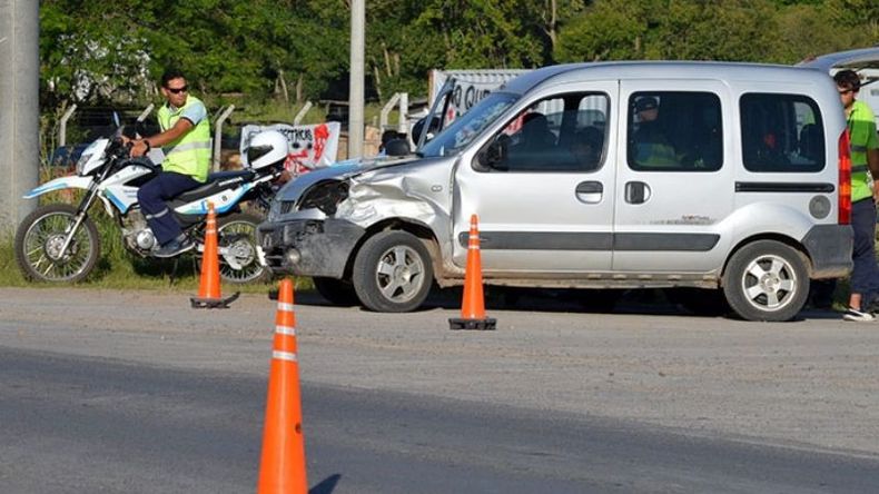 Casa de herrero. La calle no es fácil. Más para quienes tienen que hacer cumplir las leyes de tránsito, uno de los cuerpos legales que más custodian la seguridad y que, a la vez, es de los menos respetados. Por eso, a veces se dan situaciones como estas: una camioneta de la Subsecretaría de Tránsito y Transporte del Municipio, con las huellas de lo que pasa cuando alguien no respeta las normas. Esto se vio ayer, en Villa Rosa, durante el operativo que se montó en torno a la movilización de vecinos para reclamar contra la instalación de termoeléctricas..
