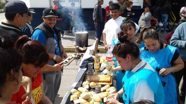 Olla popular frente a la Municipalidad