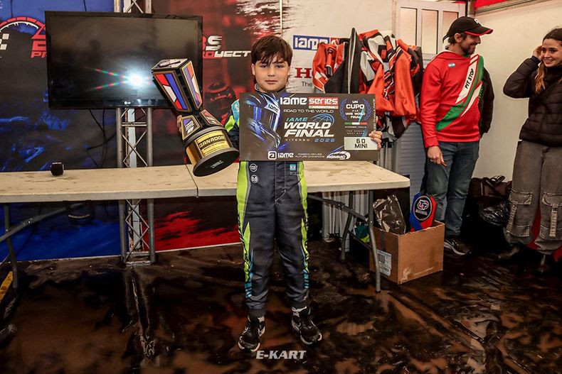 CLASIFICACIÓN. Toto Perea con la copa por el 3º puesto en la 60 MINI y el ticket al Roud to Viterbo.
