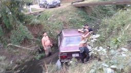 Así quedó el vehículo, en el fondo del arroyo. .