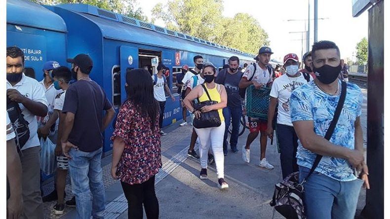Por ubicación geográfica, vuelvo a casa en la lata... nada cambió. Lo único bueno fue que viajo en los tapizados “nuevos”, ponele ¿Y la distancia social? Bien gracias! #TrenSanMartin. María Eugenia / @Euge58271M. .