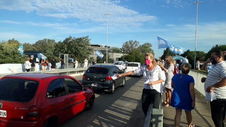 La concejala macrista Analía Leguizamón en la marcha de ayer repartiendo un panfleto con la fake news..