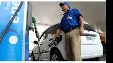 Surtidores de la polémica. La tasa a los combustibles genera choques políticos..