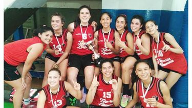 Las chicas rojinegras luciendo sus medallas por la coronación en la AFMB..