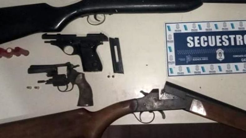 El homicida tenía varias armas en su casa..