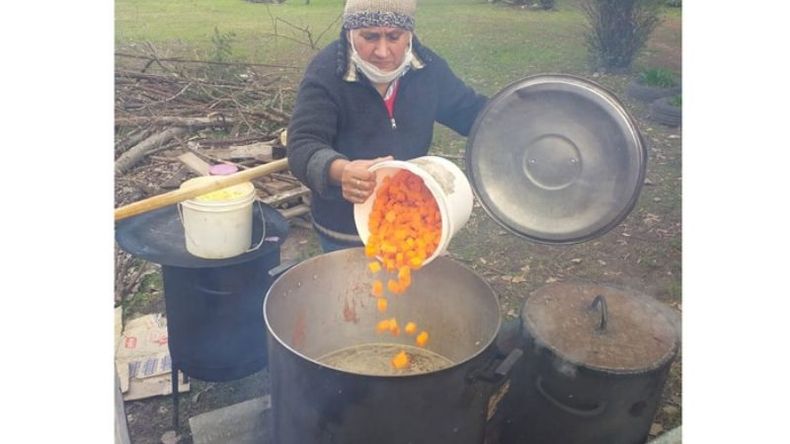 70 ollas populares funcionaron ayer en Pilar para complementar los comedores..