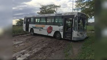 INTRANSITABLE. La calle Patricios, por donde dejaron de pasar los colectivos..