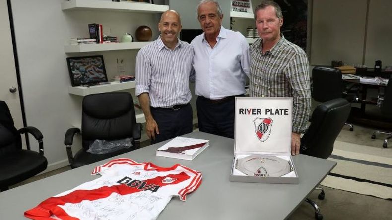 SOLIDARIDAD. Nicolás Ducoté, el presidente de River Rodolfo D’Onofrio y Juan Carr se reunieron esta semana para coordinar acciones solidarias en el distrito..
