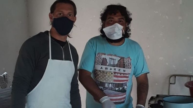 El Polaco junto a Fernando Ochoa, uno de los amigos con los que lleva adelante la iniciativa. .