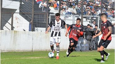 (Fredy Caballero). AL ATAQUE. Achucarro intentó ser salida ofensiva por derecha..