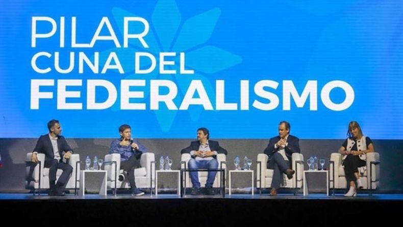 BICENTENARIO. Achával, Kicillof, Pigna, Bordet y Rodenas, el año pasado, en el Microestadio..