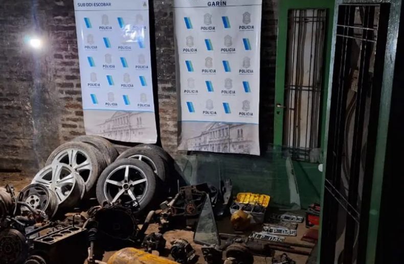 Algunas de las autopartes recuperadas en Grand Bourg.