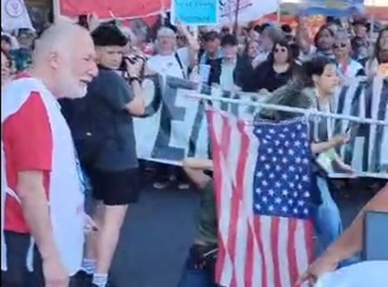 El pilarense Néstor Sito encendió la bandera norteamericana.