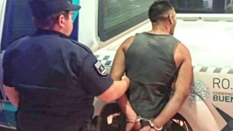 El detenido tiene 30 años y también se tornó violento con la policía. .