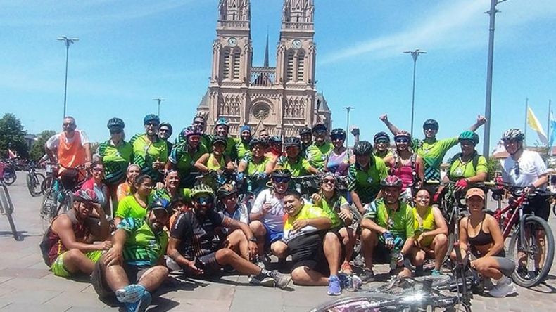LLEGADA. Algunos ciclistas de Rodando Juntos posan con la basílica de fondo..