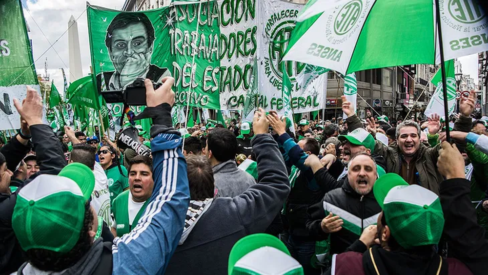 ATE definió hacer un paro a nivel nacional tras denunciar que los aumentos quedaron por debajo de la inflación. Además, sigue el conflictos por las paritarias. ATE definió hacer un paro a nivel nacional tras denunciar que los aumentos quedaron por debajo de la inflación. Además, sigue el conflictos por las paritarias.