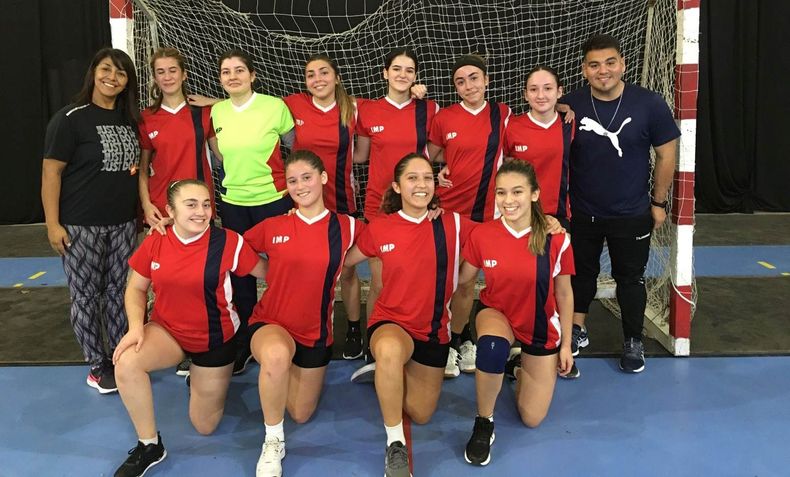 EQUIPO. La Sub 18 femenina del Instituto Atlético Pilar clasificó al Regional.
