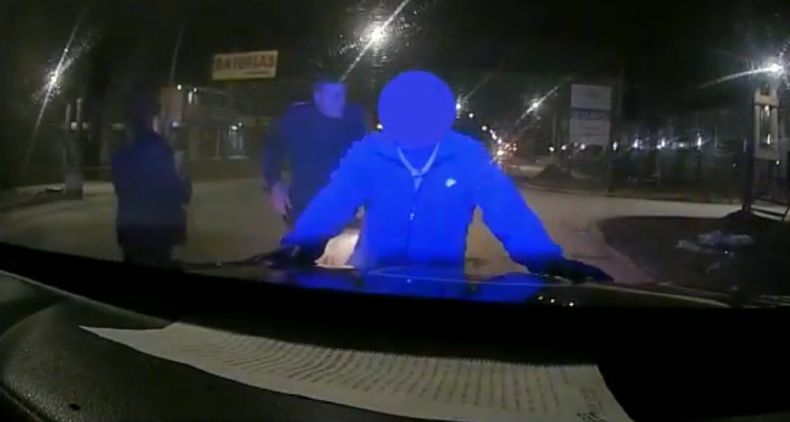 CONTRA EL AUTO. El detenido, en el momento de ser identificado por los agentes. &nbsp;
