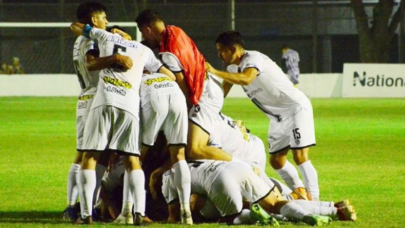 MONTAÑA HUMANA. Los jugadores de Real festejan el trabajoso empate. Foto: Fredy Caballero. .