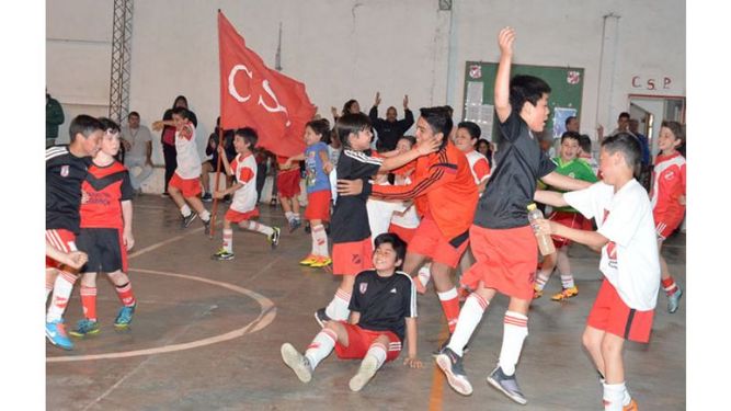 EUFORIA. El festejo de los chicos tras clasificar a la final..