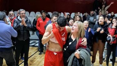 La emoción de Mariano Rabazano en su vuelta a la cancha con Sportivo Pilar.