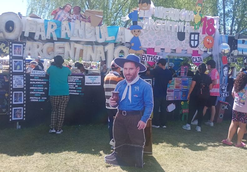 Lionel Messi gaucho en uno de los puestos de las Fiestas Patronales.