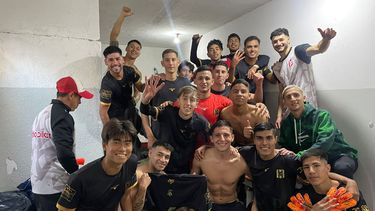 FELICIDAD. Los jugadores festejan en el vestuario la victoria ante los escoltas.