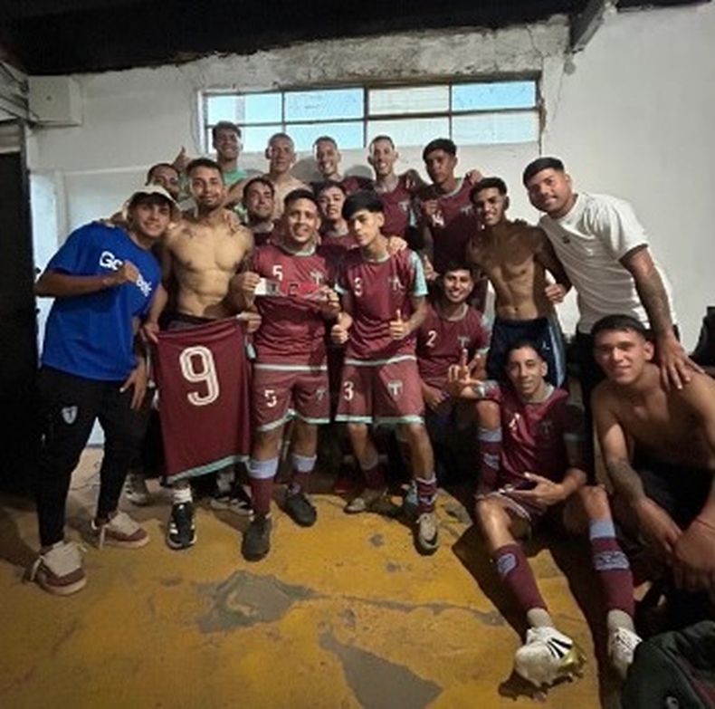 DA LUCHA. El Tabl&oacute;n de Jos&eacute; C. Paz tambi&eacute;n se prendi&oacute; en la pelea por el primer puesto del torneo.