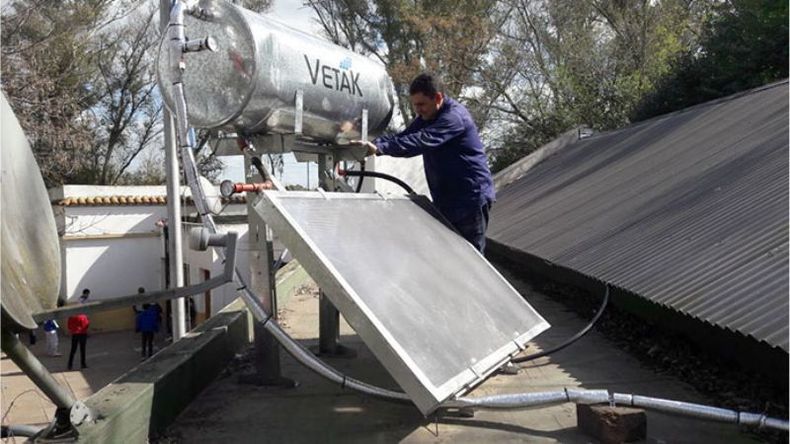 SUSTENTABLE. El primer colector solar, ya instalado en el techo de la escuela Nº8 de Pilar..