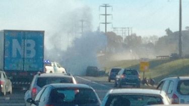 se incendio un auto en panamericana