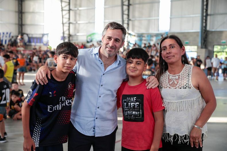 CON LOS PIBES Achval durante la actividad que se celebr en el Club Municipal Presidente Derqui